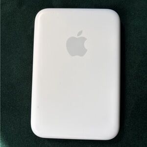 Apple MagSafe battery pack